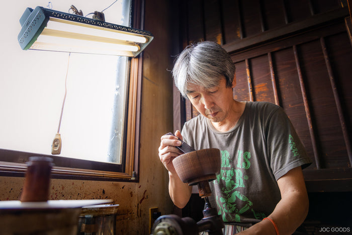 artist painting lacquerware