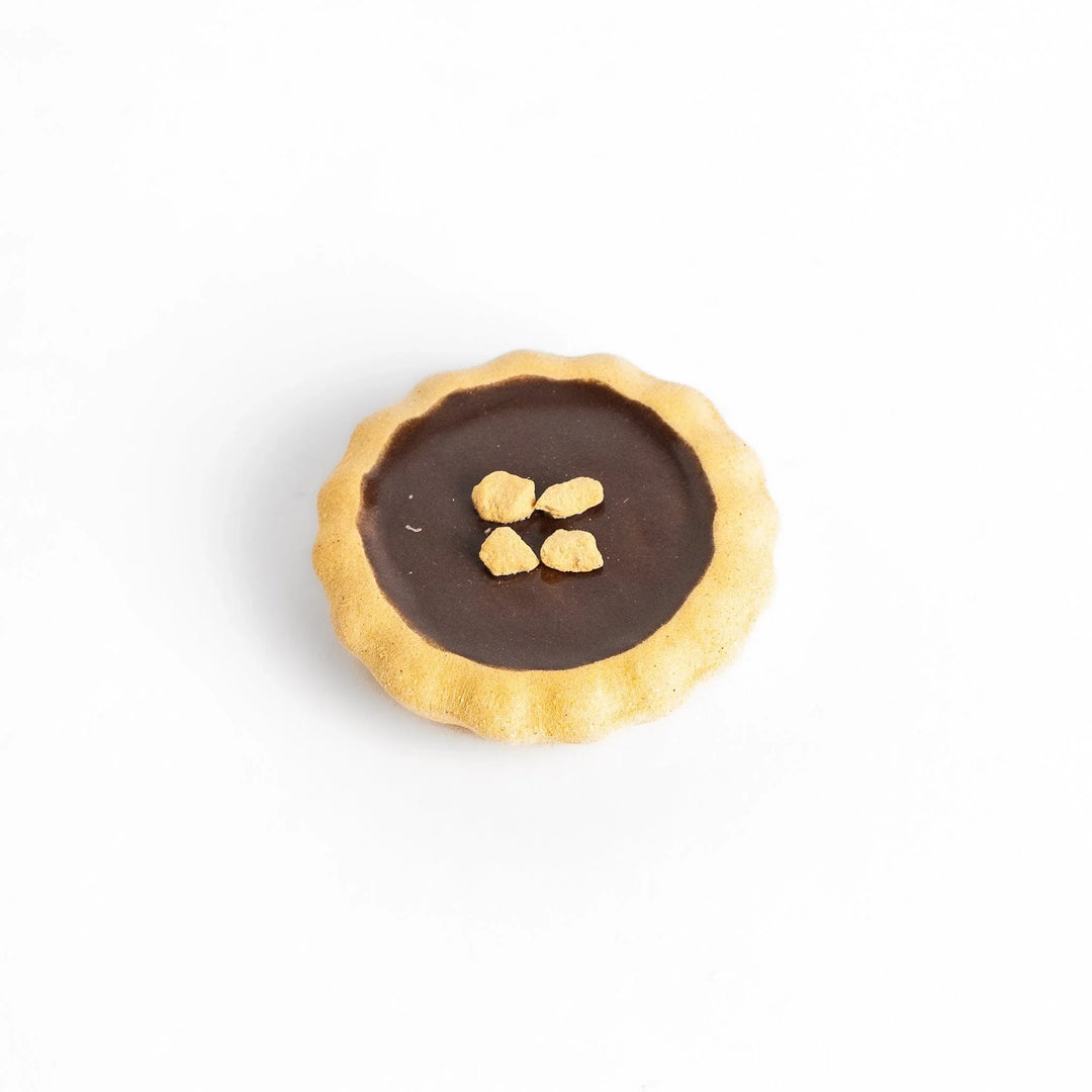 Chocolate tart-shaped chopstick rest with realistic crust and filling, adding a sweet accent to your dining table.