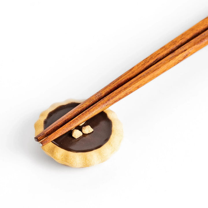 Chocolate tart-shaped chopstick rest with realistic crust and filling, adding a sweet accent to your dining table.