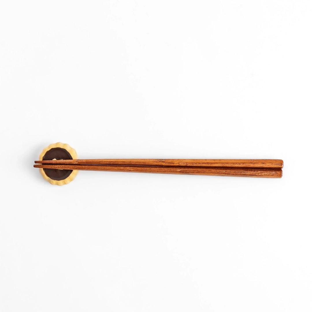 Chocolate tart-shaped chopstick rest with realistic crust and filling, adding a sweet accent to your dining table.
