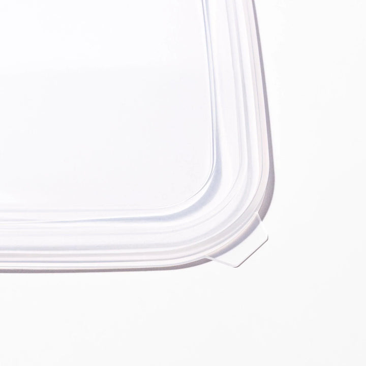 Transparent lids for stainless prep trays with snug fit and durable seal, ideal for efficient food storage.