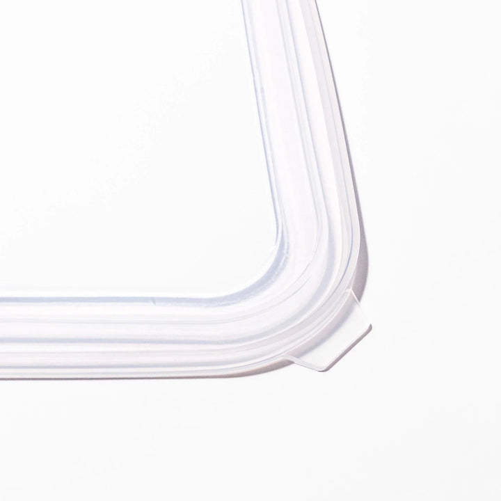 Transparent lids for stainless prep trays with snug fit and durable seal, ideal for efficient food storage.