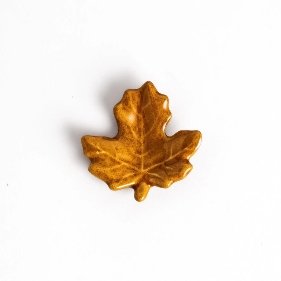 Autumn maple leaf chopstick rest with detailed brown leaf design and glossy finish for seasonal dining decor.