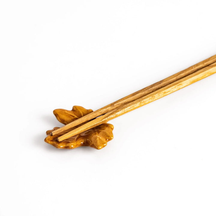Autumn maple leaf chopstick rest with detailed brown leaf design and glossy finish for seasonal dining decor.