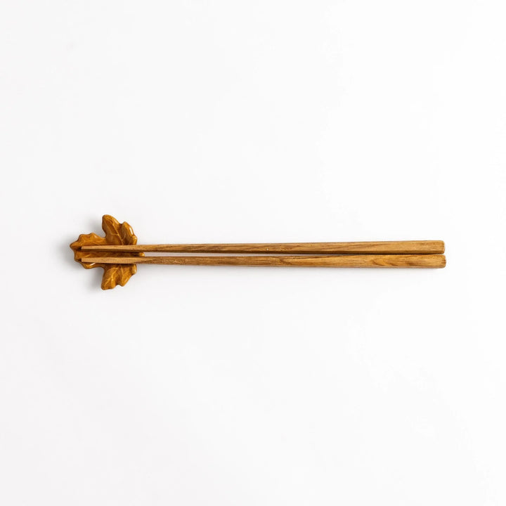 Autumn maple leaf chopstick rest with detailed brown leaf design and glossy finish for seasonal dining decor.
