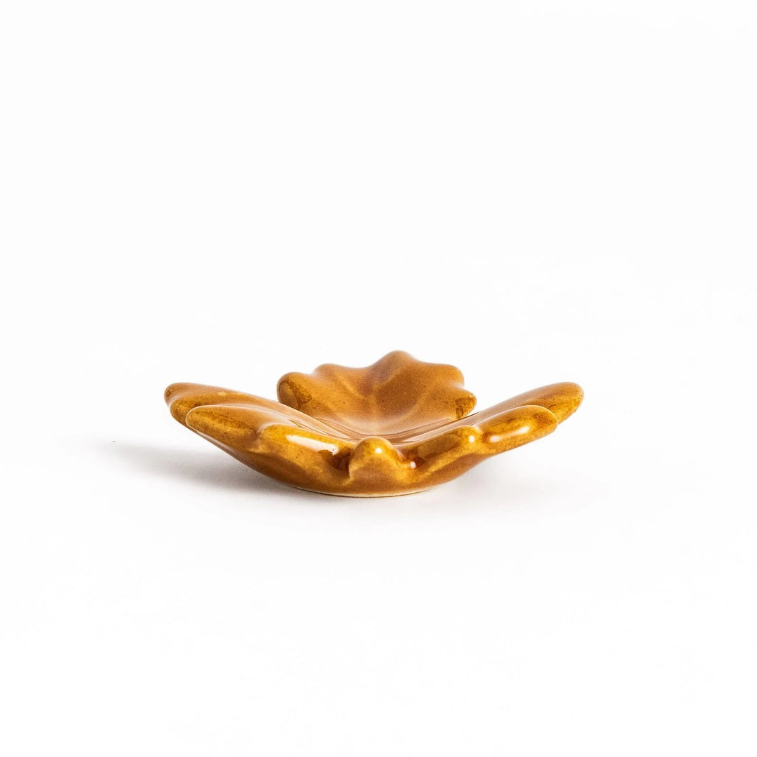 Autumn maple leaf chopstick rest with detailed brown leaf design and glossy finish for seasonal dining decor.