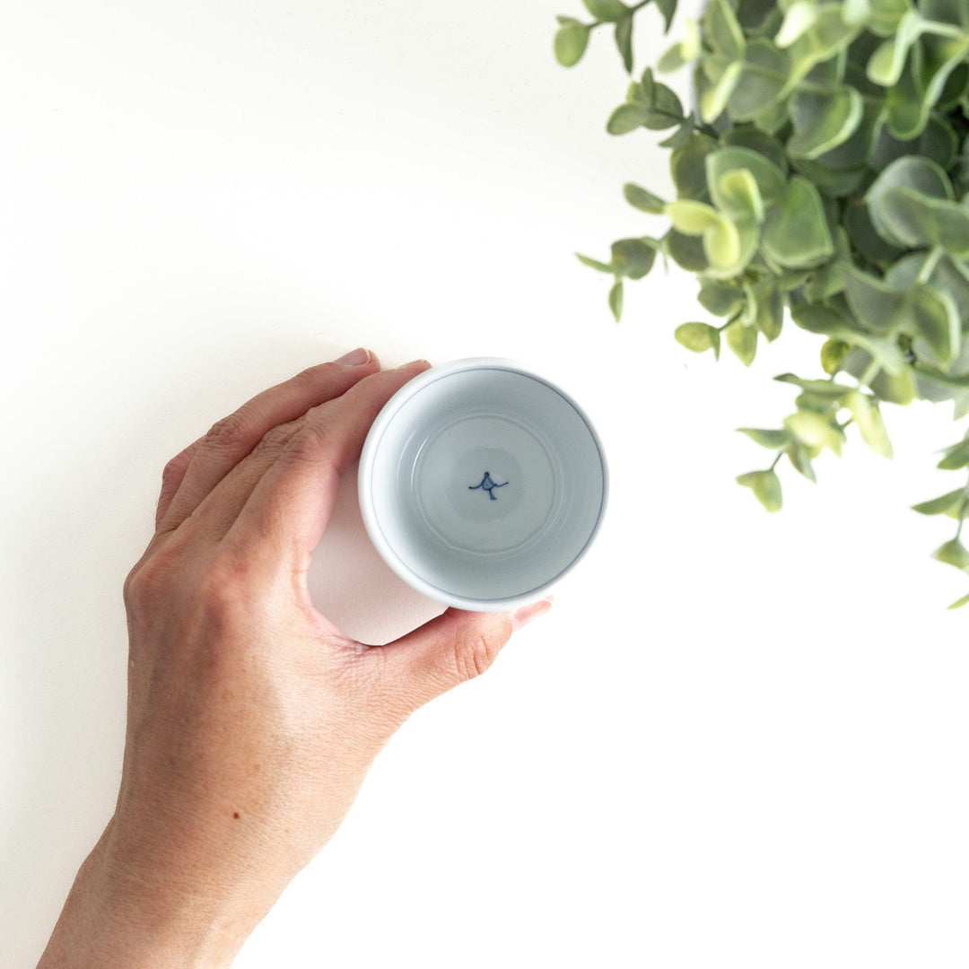 A condiment bowl decorated with a round floral motif, surrounded by a wavy lattice pattern, available in blue or red ink.