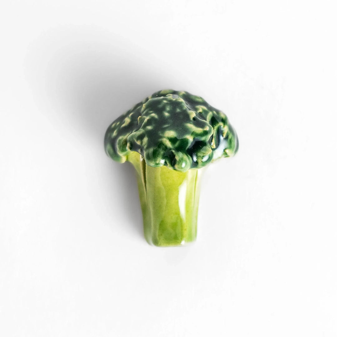 Fun broccoli-shaped chopstick rest with vibrant green detailing, adding a playful and unique touch to your dining experience.