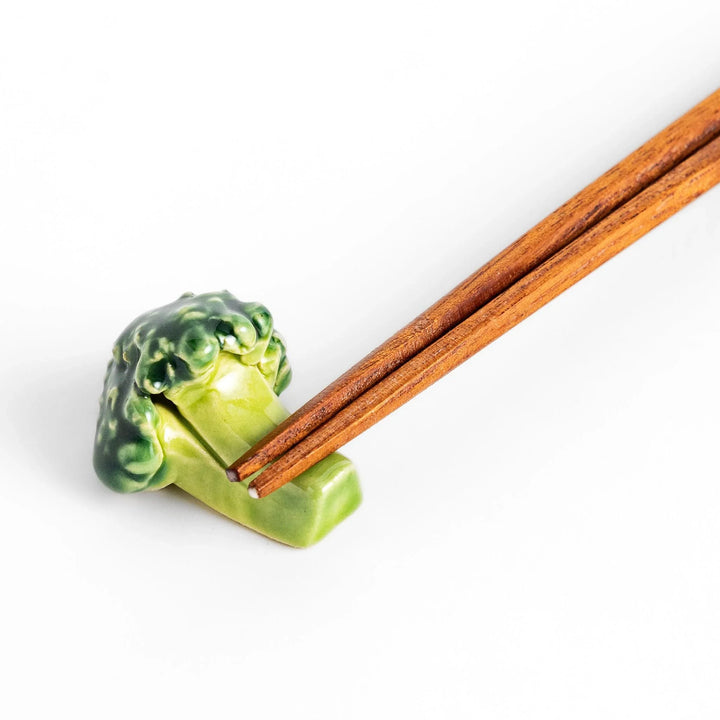Fun broccoli-shaped chopstick rest with vibrant green detailing, adding a playful and unique touch to your dining experience.