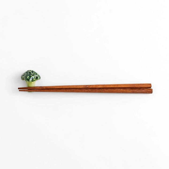 Fun broccoli-shaped chopstick rest with vibrant green detailing, adding a playful and unique touch to your dining experience.