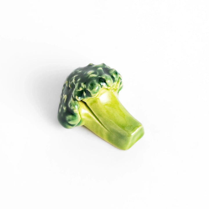 Fun broccoli-shaped chopstick rest with vibrant green detailing, adding a playful and unique touch to your dining experience.