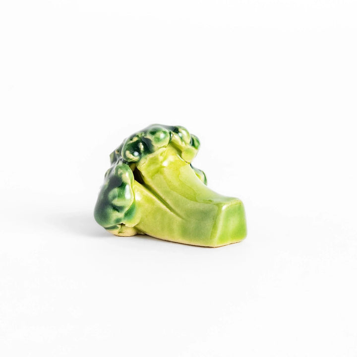 Fun broccoli-shaped chopstick rest with vibrant green detailing, adding a playful and unique touch to your dining experience.