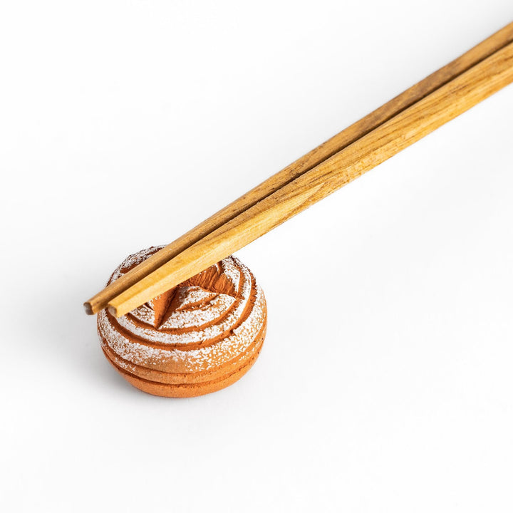 Charming chopstick rest shaped like a round loaf of country-style bread, dusted with flour for a realistic and cozy touch.