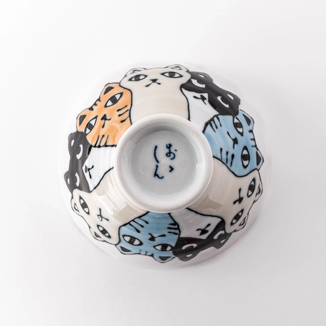 Kids’ rice bowl featuring a row of colorful cats in orange, black, and blue, perfect for adding fun to mealtime.