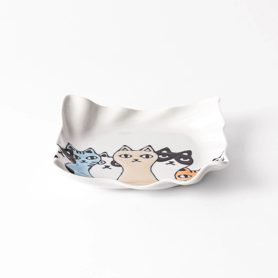 Wavy white dessert plate featuring colorful cats in black, orange, and blue, adding a playful charm to your table.
