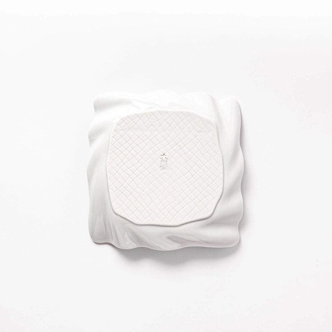 Wavy white dessert plate featuring colorful cats in black, orange, and blue, adding a playful charm to your table.