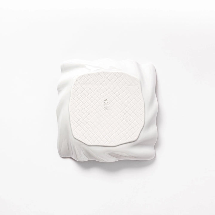 Wavy white dessert plate featuring colorful cats in black, orange, and blue, adding a playful charm to your table.