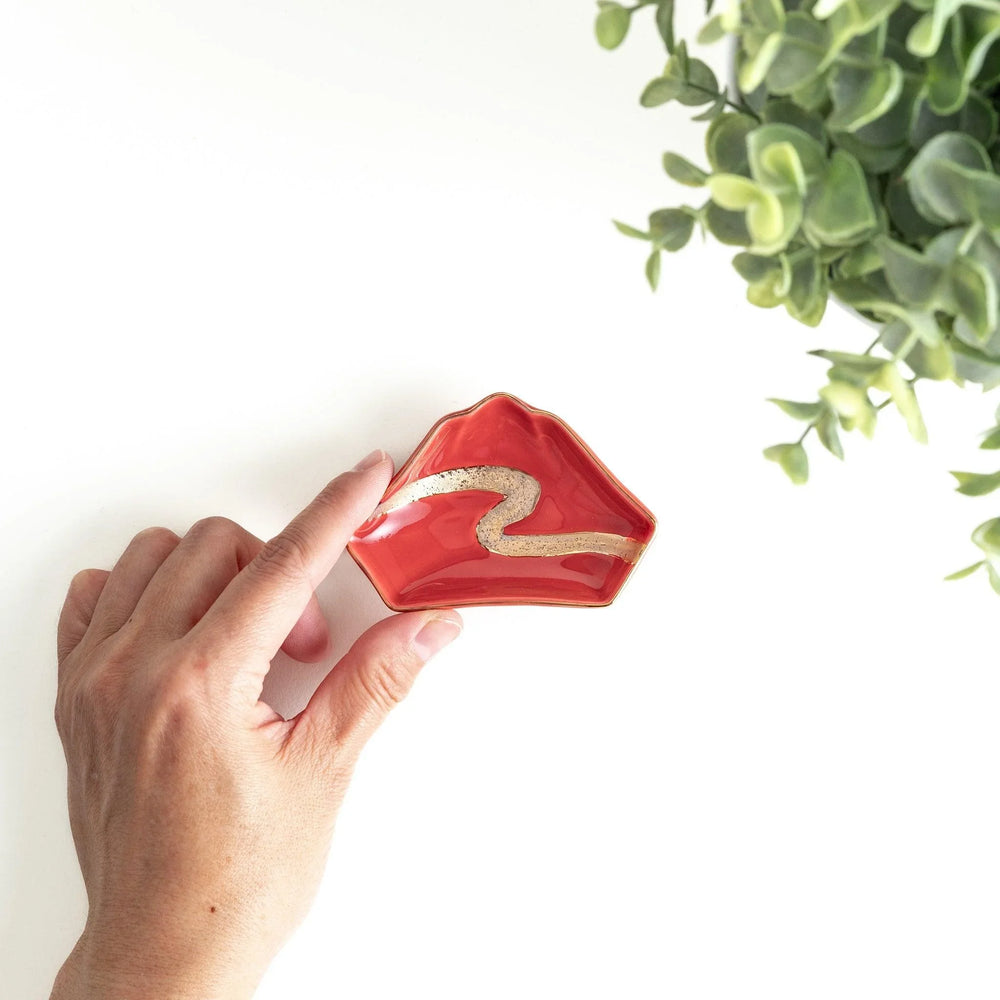 Mt. Fuji-shaped plate in red with a gold wave pattern.