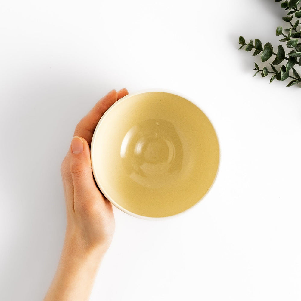 Matcha bowl featuring Mount Fuji and flying cranes with gold accents, adding luxury and tradition to tea ceremonies.