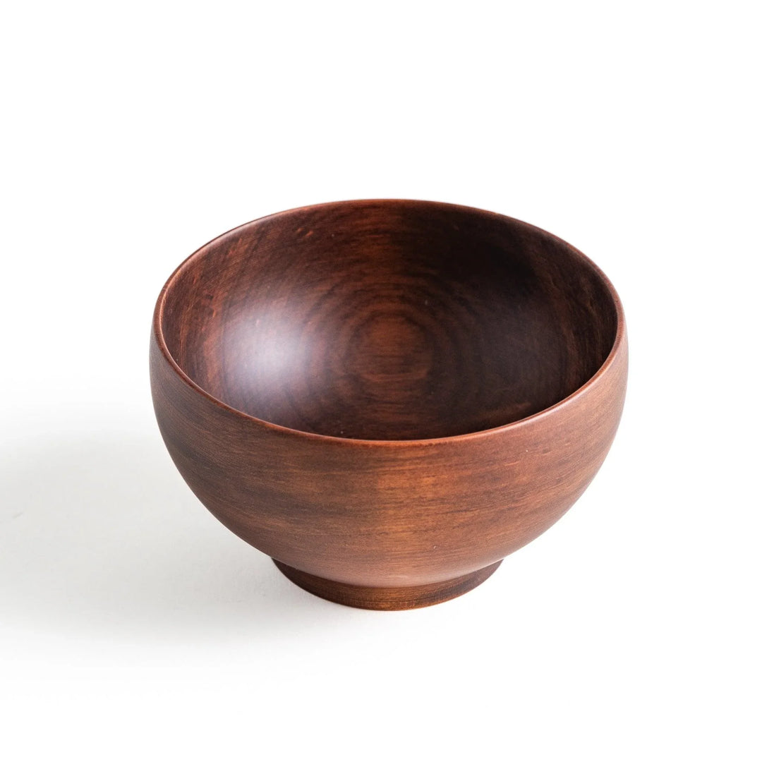 Beautiful brown wooden bowl featuring a smooth texture and a warm hue, perfect for enjoying delicious meals.