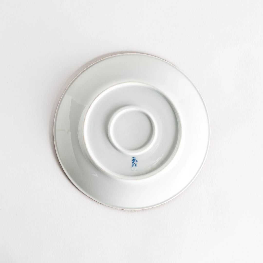 A round salad plate with the famous blue wave design, framed by a textured rim, inspired by Hokusai’s iconic art.