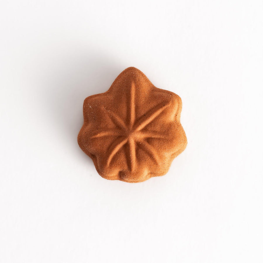 Maple leaf bun chopstick rest with golden brown finish and detailed leaf veins offering warm autumn charm.
