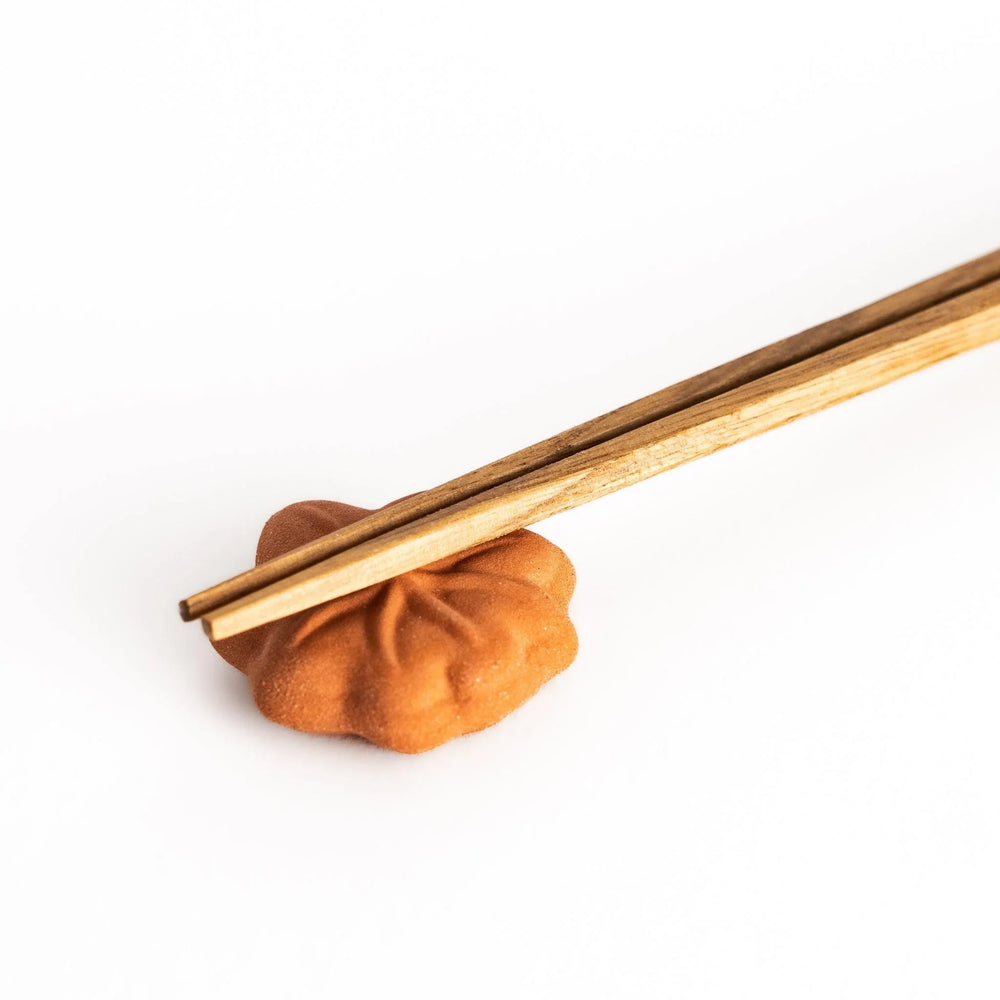 Maple leaf bun chopstick rest with golden brown finish and detailed leaf veins offering warm autumn charm.