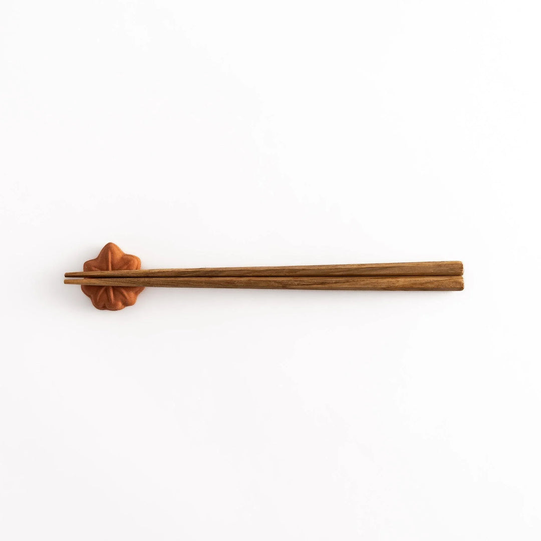 Maple leaf bun chopstick rest with golden brown finish and detailed leaf veins offering warm autumn charm.
