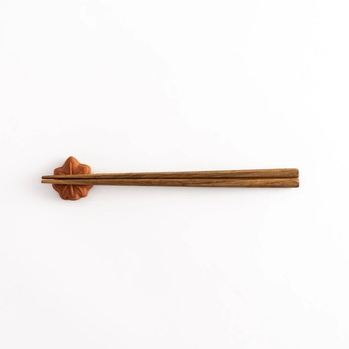 Maple leaf bun chopstick rest with golden brown finish and detailed leaf veins offering warm autumn charm.