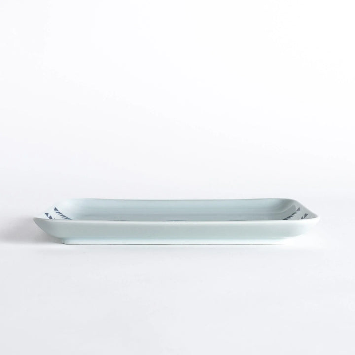 Modern Indigo Circle dinner plate with navy blue radiating circle motif on white porcelain for elegant dining.