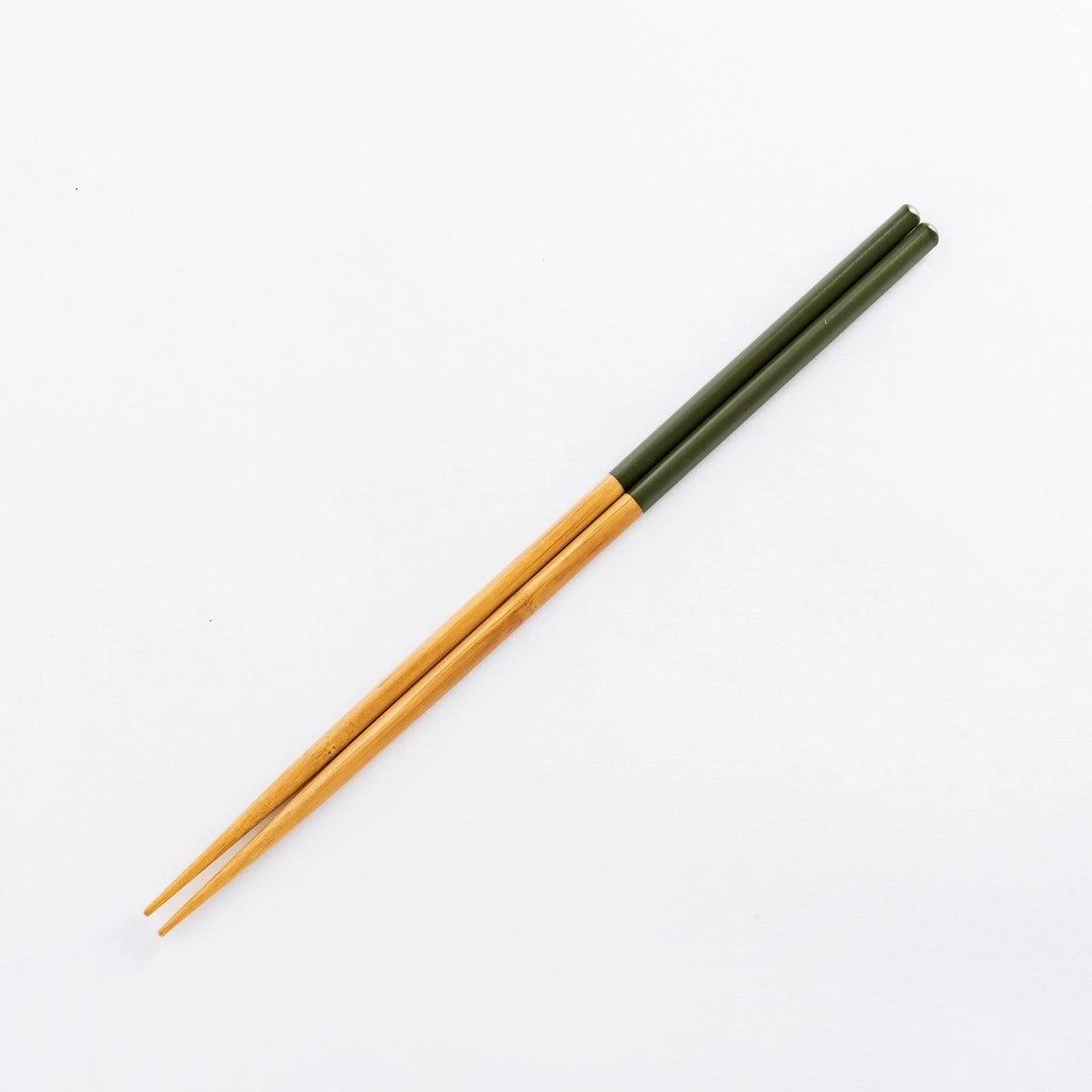 Green-tipped cooking chopsticks with bamboo shafts. The elegant design combines natural wood and a deep green color.