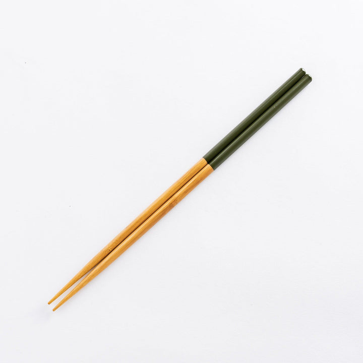 Green-tipped cooking chopsticks with bamboo shafts. The elegant design combines natural wood and a deep green color.