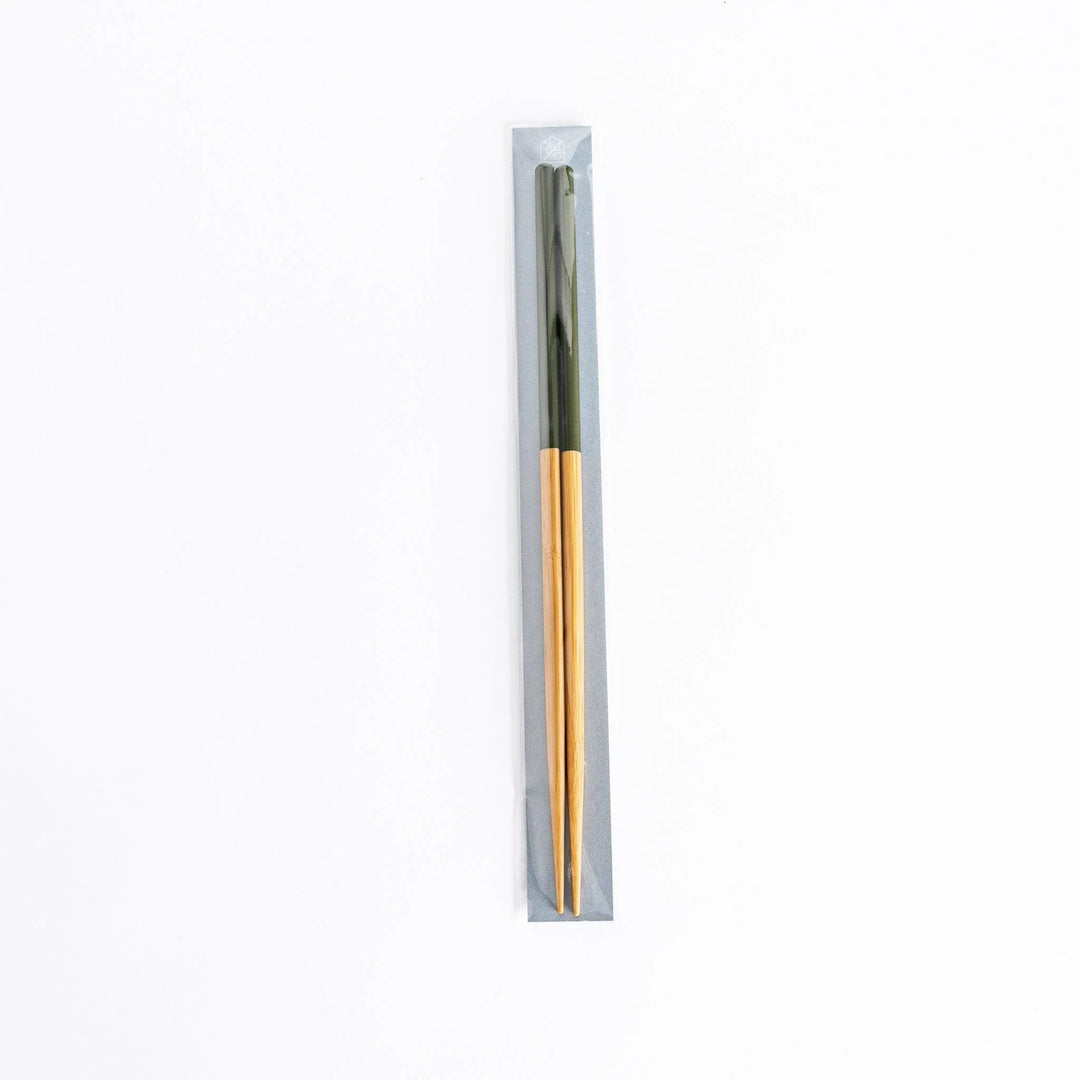 Packaging for green-tipped cooking chopsticks, showcasing the product in its protective packaging.