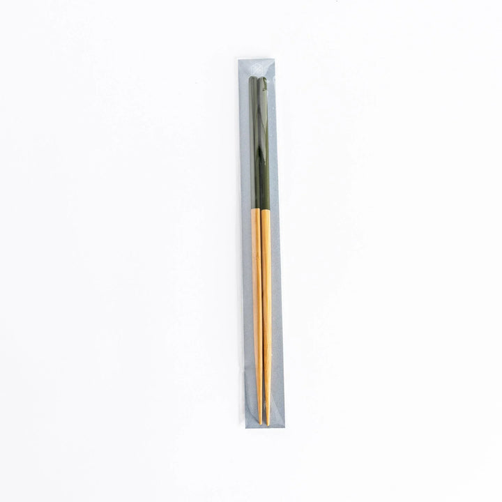 Packaging for green-tipped cooking chopsticks, showcasing the product in its protective packaging.