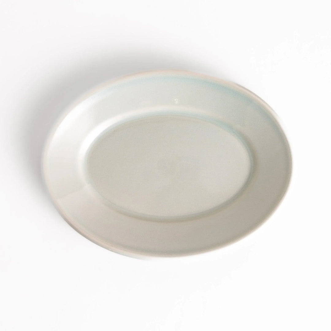 Durable and elegant white ceramic dessert plate, adding a pop of sunshine to your table setting.