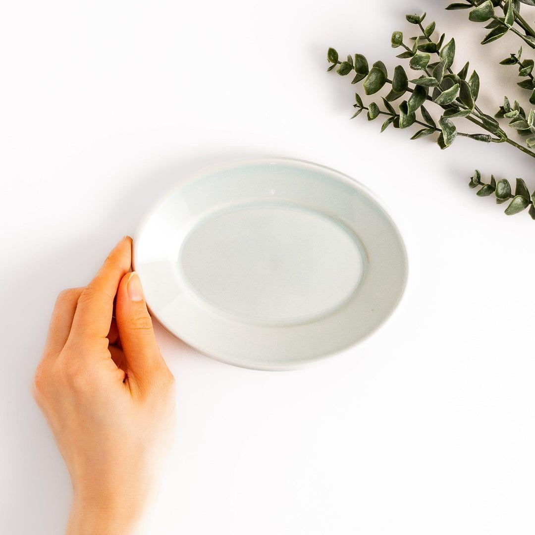 Durable and elegant white ceramic dessert plate, adding a pop of sunshine to your table setting.