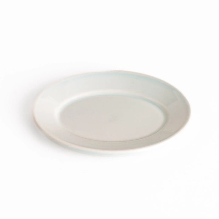 Durable and elegant white ceramic dessert plate, adding a pop of sunshine to your table setting.