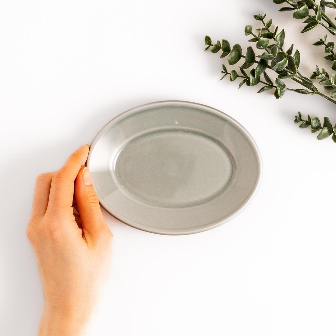 Durable and elegant gray ceramic dessert plate, adding a pop of sunshine to your table setting.