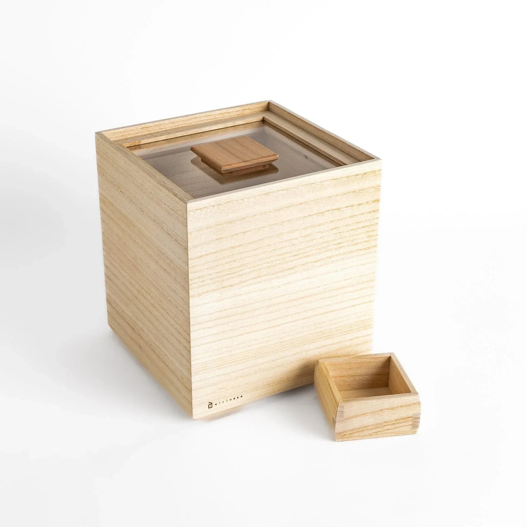 Square paulownia wood rice box with a minimalist design and wooden lid, keeping rice fresh with natural elegance.