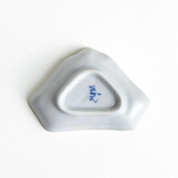 Mt. Fuji-shaped plate with a silver wave pattern on a white background.