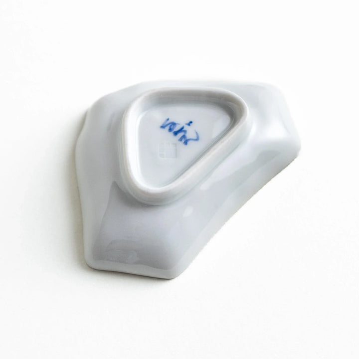 Mt. Fuji-shaped plate with a silver wave pattern on a white background.