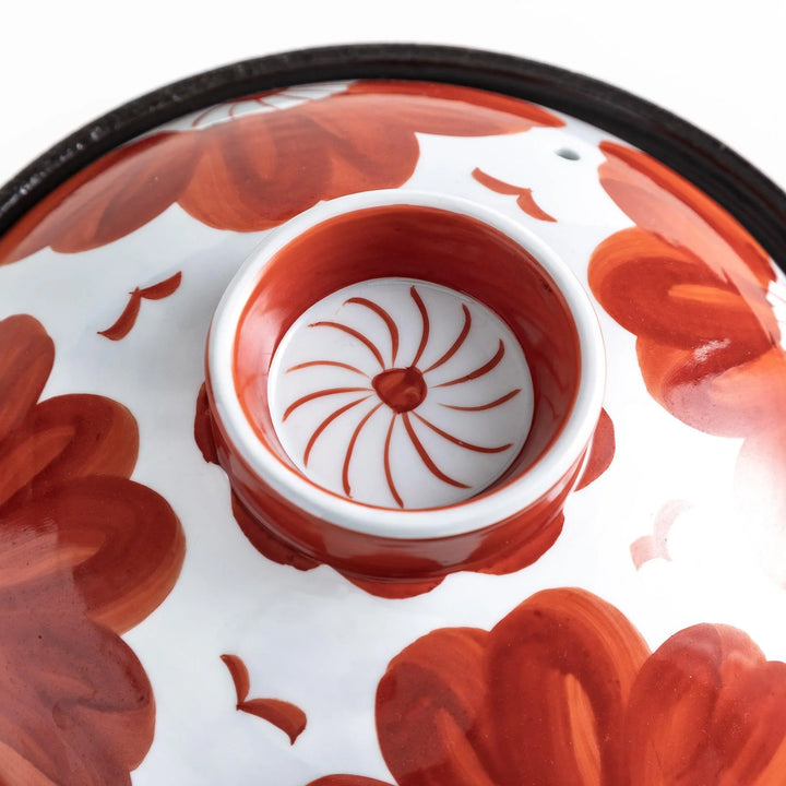 Inner view of the donabe lid’s center, with intricate floral accents, adding charm and detail to your cooking routine.