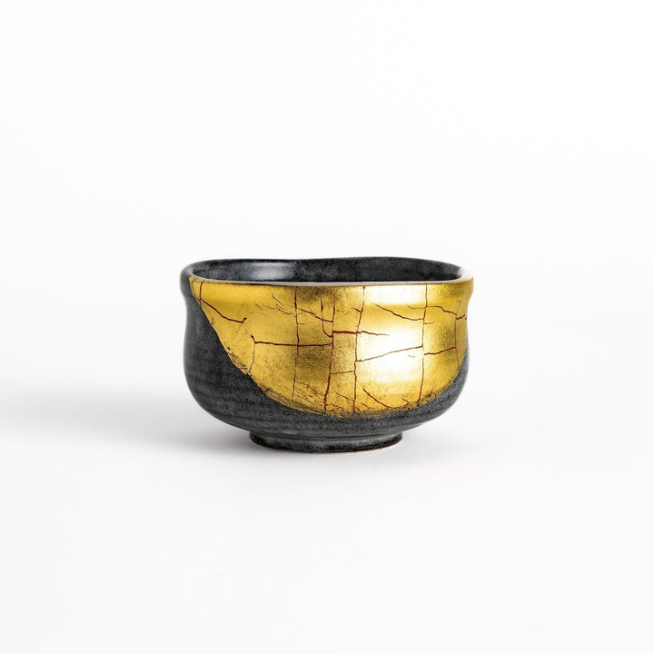 Black matcha bowl with a striking gold crackle effect, adding a touch of elegance to your traditional matcha tea ceremony.