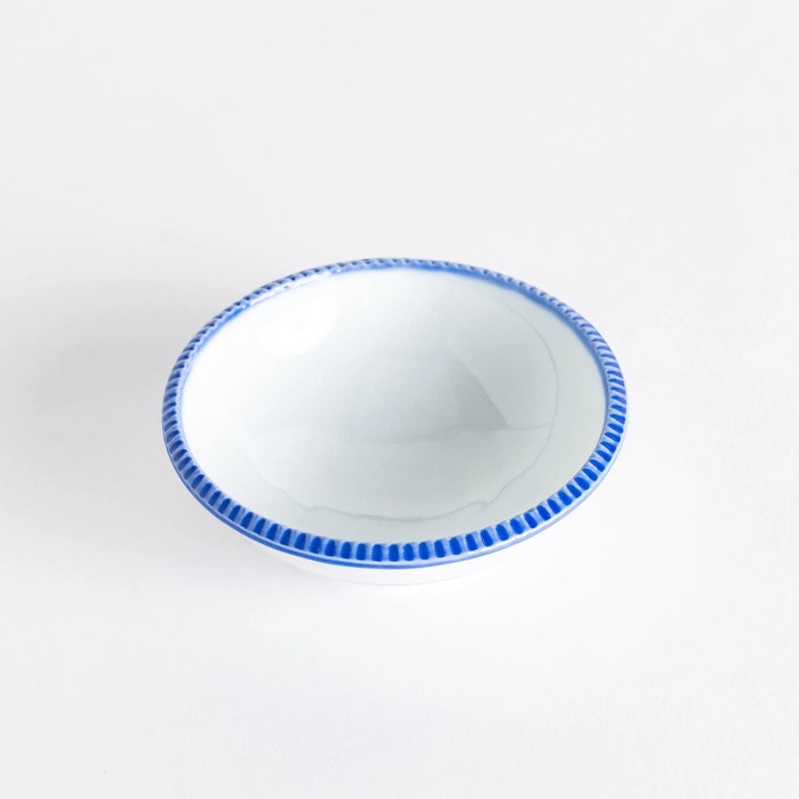 A round white dessert bowl with a rustic scallop-edged border. The border comes in blue, brown, and olive.