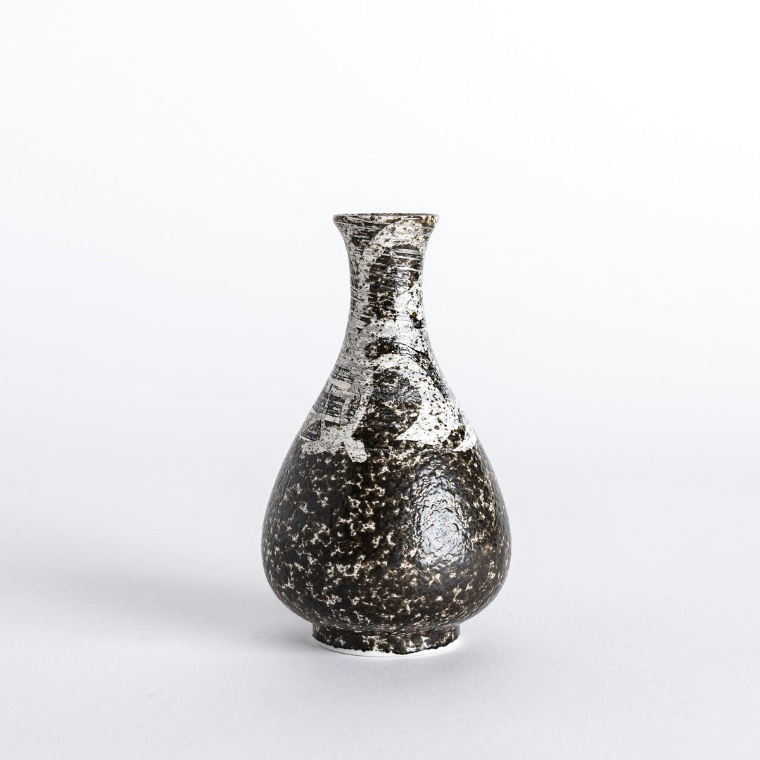 Silver rustic finish sake flask with subtle texture and metallic sheen offering elegant Japanese design.