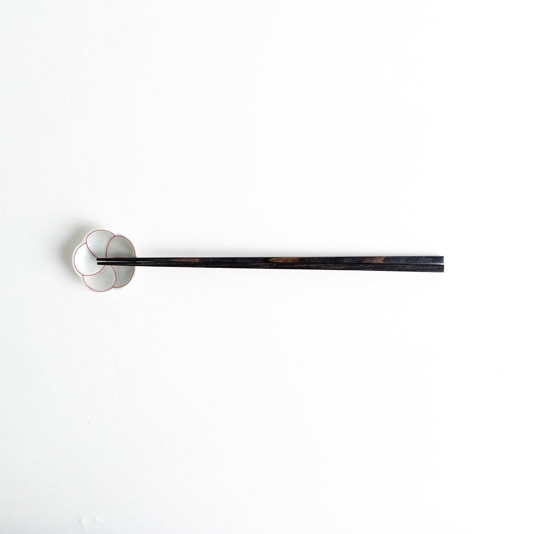 A pair of simple thin lacquered chopsticks with a minimalist design, perfect for everyday use. Available in red or black.