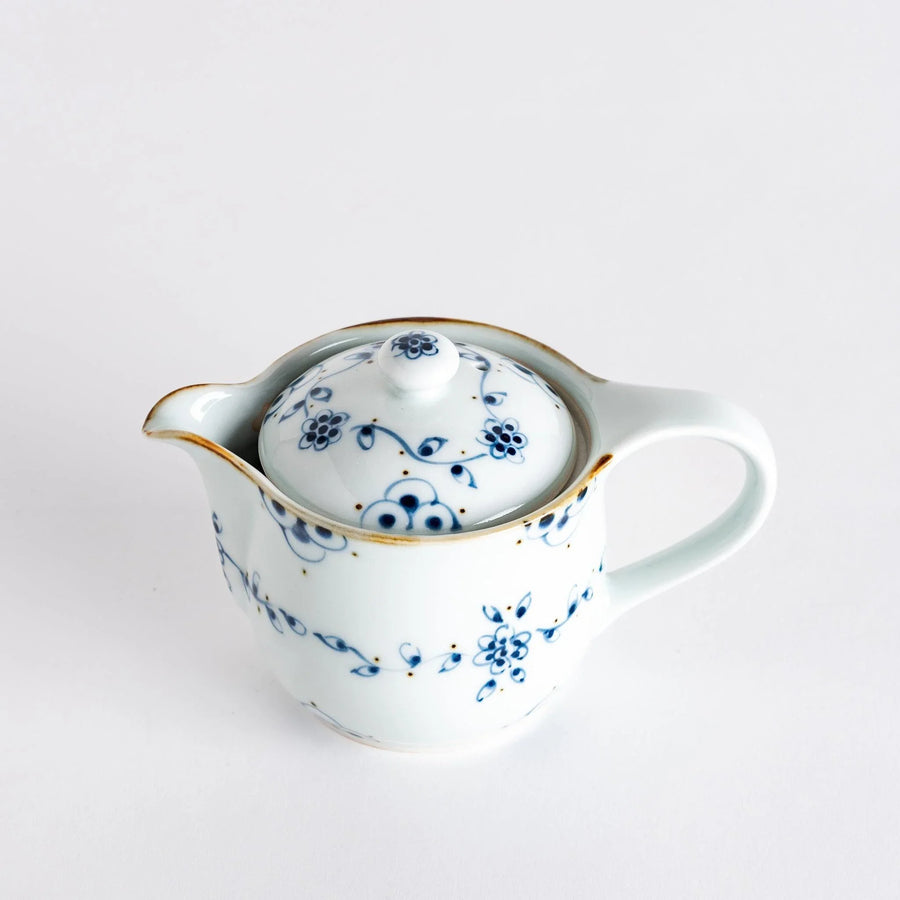 Elegant teapot featuring a vintage vine floral design, perfect for serving tea and enhancing your tea experience.